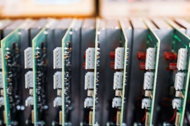 Yakın çekim yeşil devreler, fabrikada ekipman üretimine hazırlanmak için kutuya konur.