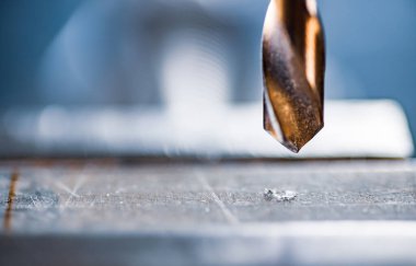 Bir toolman çilingirinin iş yerinde matkap yakın çekim, sondaj makinesi