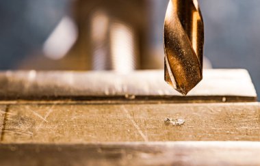 Bir toolman çilingirinin iş yerinde matkap yakın çekim, sondaj makinesi