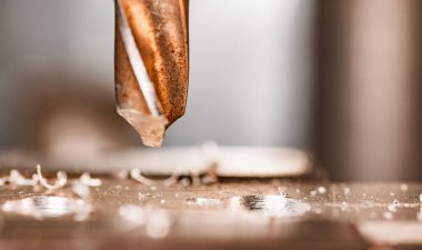 Bir toolman çilingirinin iş yerinde matkap yakın çekim, sondaj makinesi