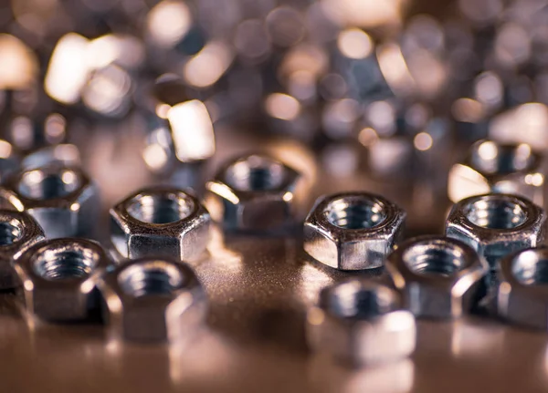 Verschillende Kleine Glanzende Moeren Metalen Oppervlak Van Een Ongeïdentificeerd Fabrieksuitrusting — Stockfoto