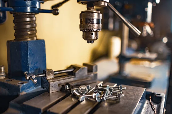 Chrommetallschrauben Und Muttern Der Bohrmaschine Arbeitsplatz Eines Schlossers — Stockfoto