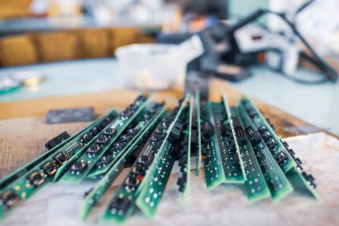 Üzerinde numaralandırılmış yuvarlak düğmeler ve girdiler olan panel