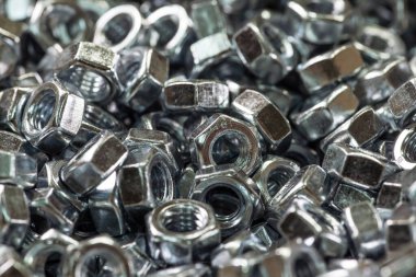 Karmaşık bir endüstriyel arka planda metal krom fındık