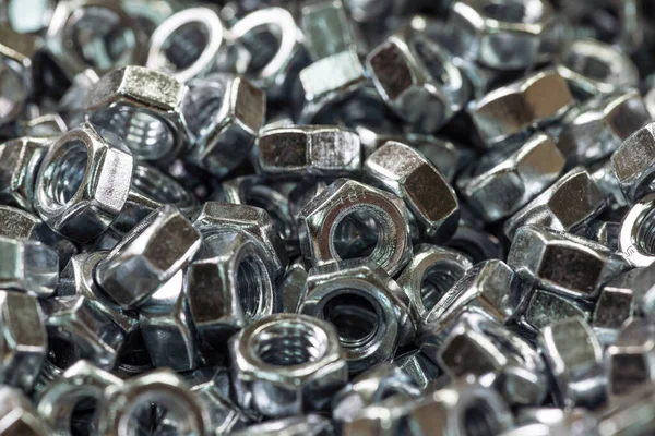 Karmaşık bir endüstriyel arka planda metal krom fındık