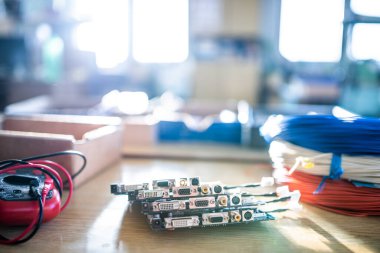 Yakın çekim elektrik yeşil gömülü mikro devreler üretimde