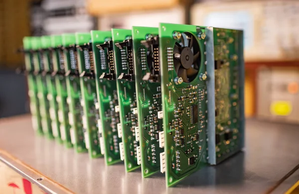 Microcircuitos embebidos en verde eléctrico de primer plano en producción —  Fotos de Stock