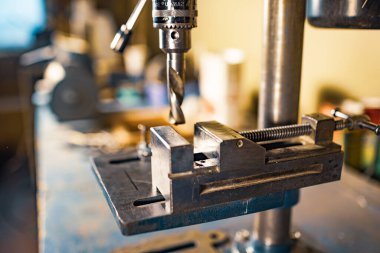 Atölyedeki sondaj makinesi.