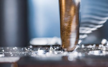 Atölyedeki iş yerinde talaşlarla sondaj işlemi