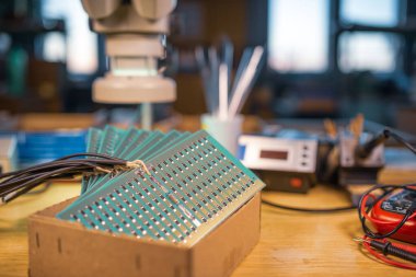 Otomatik ısıtma sistemi üretiminde bir SMD direnç panelinin yakın görüntüsü yer almaktadır. Sanayi ve stratejik amaçlar için endüstriyel ekipman üretimi kavramı