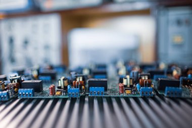 Yakın çekim yeşil devreler test plakasına istiflenmiştir. Böylece fabrikada ekipman üretimi için daha fazla bilgisayar üretimine hazırlanırlar.