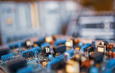 Mikro devreler ve bileşenler, süper modern askeri bilgisayar ve casus ekipmanı üretimi sırasında metal plakalarda yatar. Gizli askeri fabrika kavramı