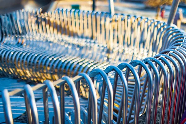 Gros Plan Banc Rue Tuyaux Métalliques Disposés Parallèlement Les Uns — Photo