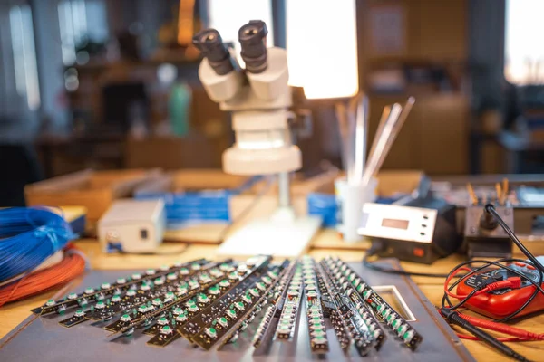 Büyük Elektron Mikroskobu Led Işık Göstergeleri Bir Laboratuarda Elektronik Bileşenler — Stok fotoğraf