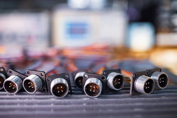 Großaufnahme Verschwommene Metallbuchsen Für Stecker Liegen Einem Haufen Auf Einem — Stockfoto