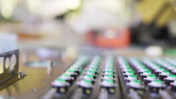 Slider shot dari sebuah panel indikator ringan LED sedang dalam produksi — Stok Video