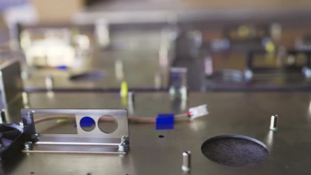 Atölye laboratuvarındaki boş metal bileşenlerinin sürgülü görüntüsü — Stok video