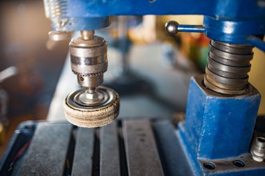 Bir çilingirin iş yerinde sondaj makinesi