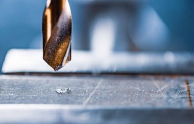 Bir toolman çilingirinin iş yerinde matkap yakın çekim, sondaj makinesi