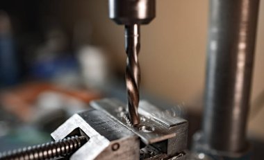 Bir toolman çilingirinin iş yerinde matkap yakın çekim, sondaj makinesi