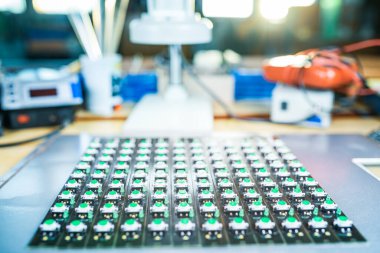 Yeşil ışık göstergelerinden oluşan LED panelin yakın çekimi otomatik kontrol sistemleri üretiminde yer almaktadır. Askeri ve stratejik amaçlar için endüstriyel ekipman üretimi kavramı