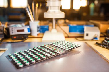 Yeşil ışık göstergelerinden oluşan LED panelin yakın çekimi otomatik kontrol sistemleri üretiminde yer almaktadır. Askeri ve stratejik amaçlar için endüstriyel ekipman üretimi kavramı