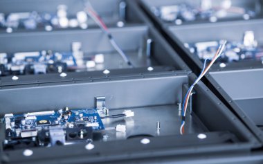 Metal bileşenler ve mikro devreler, video meyveli güçlü süper bilgisayarların üretimi sırasında metal bölümlerin üzerinde bulunur. Uzman madencilik bilgisayarlarının üretimi kavramı
