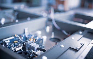 Metal bileşenler ve mikro devreler, video meyveli güçlü süper bilgisayarların üretimi sırasında metal bölümlerin üzerinde bulunur. Uzman madencilik bilgisayarlarının üretimi kavramı