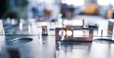 Metal tahtalar ve aksesuarlar modern uzmanlaşmış bilgisayar ve tıbbi ekipman üretimi sırasında yüzeyde yatar. Teknoloji üretimi kavramı