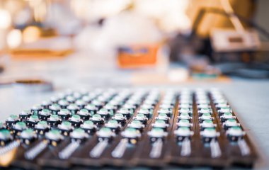 Yeşil ışık göstergelerinden oluşan LED panelin yakın çekimi otomatik kontrol sistemleri üretiminde yer almaktadır. Askeri ve stratejik amaçlar için endüstriyel ekipman üretimi kavramı