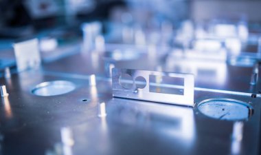 Metal tahtalar ve aksesuarlar modern uzmanlaşmış bilgisayar ve tıbbi ekipman üretimi sırasında yüzeyde yatar. Teknoloji üretimi kavramı