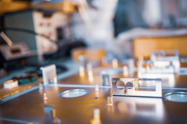 Metal tahtalar ve aksesuarlar modern uzmanlaşmış bilgisayar ve tıbbi ekipman üretimi sırasında yüzeyde yatar. Teknoloji üretimi kavramı