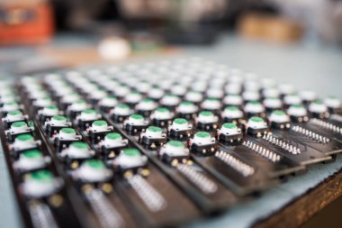 Yeşil ışık göstergelerinden oluşan LED panelin yakın çekimi otomatik kontrol sistemleri üretiminde yer almaktadır. Askeri ve stratejik amaçlar için endüstriyel ekipman üretimi kavramı