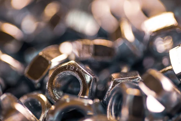 Großaufnahme Von Chrommuttern Aus Metall Chaotischer Ordnung Hintergrundkonzept Für Verbindungselemente — Stockfoto