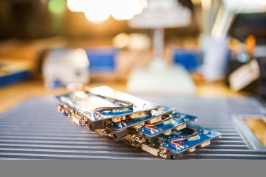 Yakın çekim elektrik yeşil gömülü mikro devreler üretimde