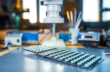 Yeşil ışık göstergelerinden oluşan LED panelin yakın çekimi otomatik kontrol sistemleri üretiminde yer almaktadır. Askeri ve stratejik amaçlar için endüstriyel ekipman üretimi kavramı