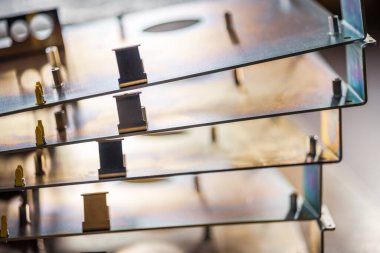 Metal tahtalar ve aksesuarlar modern uzmanlaşmış bilgisayar ve tıbbi ekipman üretimi sırasında yüzeyde yatar. Teknoloji üretimi kavramı