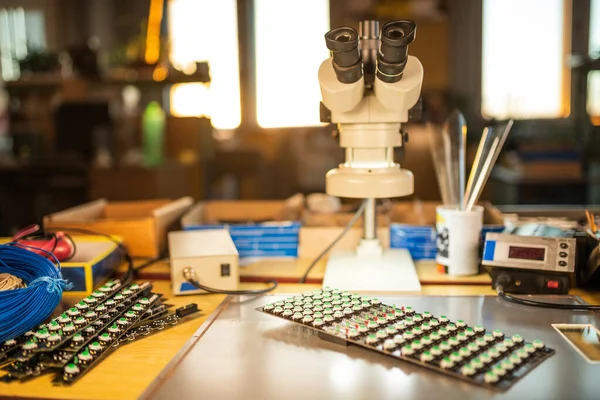 Büyük Elektron Mikroskobu Led Işık Göstergeleri Bir Laboratuarda Elektronik Bileşenler — Stok fotoğraf