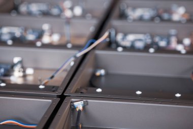 Metal bileşenler ve mikro devreler, video meyveli güçlü süper bilgisayarların üretimi sırasında metal bölümlerin üzerinde bulunur. Uzman madencilik bilgisayarlarının üretimi kavramı