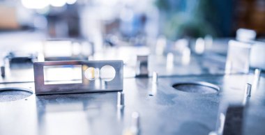 Metal tahtalar ve aksesuarlar modern uzmanlaşmış bilgisayar ve tıbbi ekipman üretimi sırasında yüzeyde yatar. Teknoloji üretimi kavramı