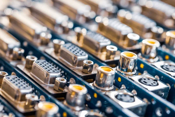 Nahaufnahme Verschwommener Metallbuchsen Auf Einer Computervideoplatine Konzept Für Die Produktion — Stockfoto