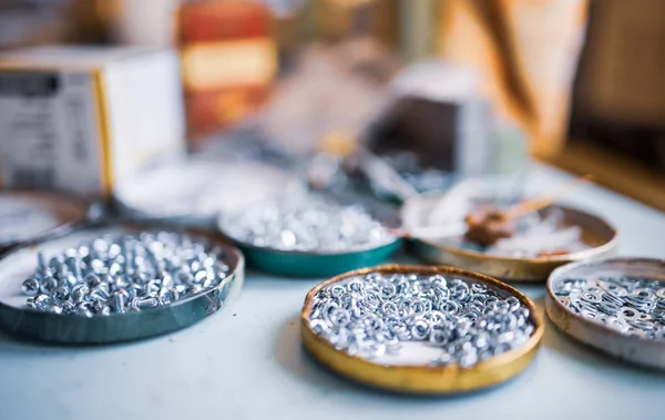 Kleine Metallmuttern Und Ein Schraubenschlüssel Liegen Chaotisch Auf Dem Arbeitstisch — Stockfoto