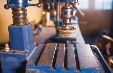 Bir çilingirin iş yerinde sondaj makinesi