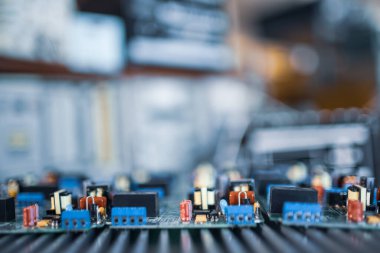 Mikro devreler ve bileşenler, süper modern askeri bilgisayar ve casus ekipmanı üretimi sırasında metal plakalarda yatar. Gizli askeri fabrika kavramı