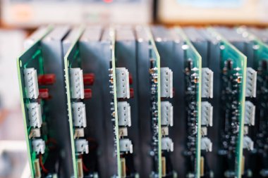 Yakın çekim yeşil devreler, fabrikada ekipman üretimine hazırlanmak için kutuya konur.