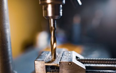 Bir toolman çilingirinin iş yerinde matkap yakın çekim, sondaj makinesi