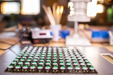 Yeşil ışık göstergelerinden oluşan LED panelin yakın çekimi otomatik kontrol sistemleri üretiminde yer almaktadır. Askeri ve stratejik amaçlar için endüstriyel ekipman üretimi kavramı