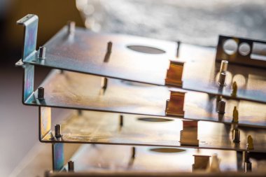 Metal tahtalar ve aksesuarlar modern uzmanlaşmış bilgisayar ve tıbbi ekipman üretimi sırasında yüzeyde yatar. Teknoloji üretimi kavramı