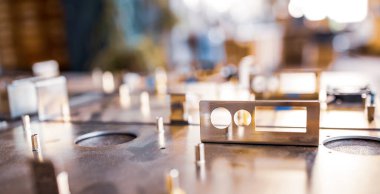 Metal tahtalar ve aksesuarlar modern uzmanlaşmış bilgisayar ve tıbbi ekipman üretimi sırasında yüzeyde yatar. Teknoloji üretimi kavramı