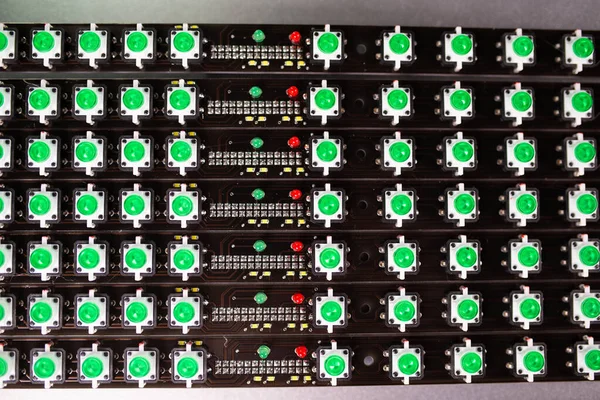 Led绿光指示灯面板的特写正在制作中 为军事和战略目的工业生产设备的概念 — 图库照片